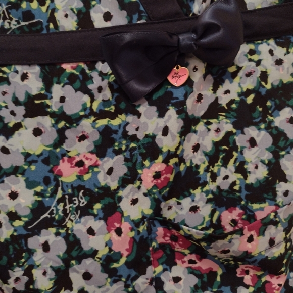 Betsy Johnson scrub top with charm sz M - Picture 8 of 10